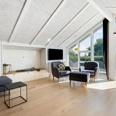 5 Bedroom Beautiful In בית נופש