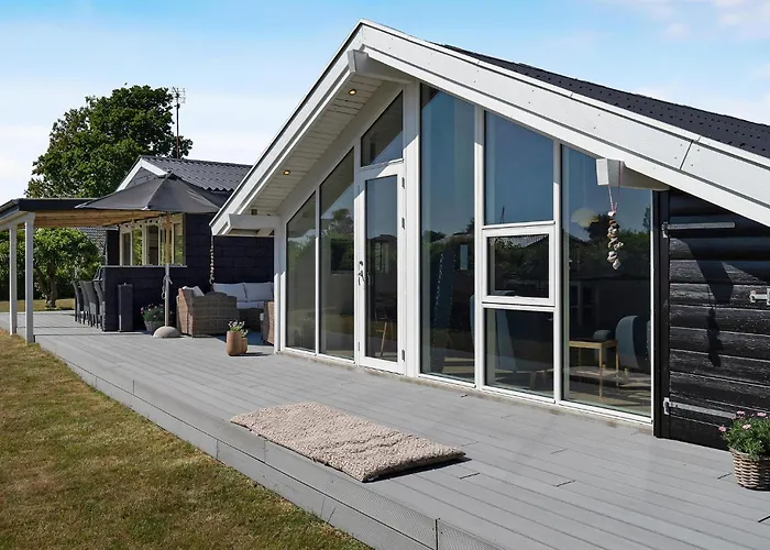 5 Bedroom Beautiful In Holiday home